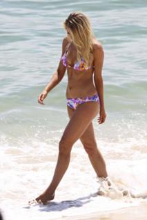 Jennifer Hawkins feet photo thumbnail