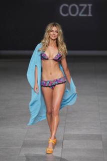 Jennifer Hawkins feet photo thumbnail