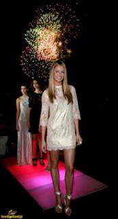 Jennifer Hawkins feet photo thumbnail