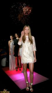 Jennifer Hawkins feet photo thumbnail