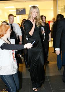 Jennifer Hawkins feet photo thumbnail