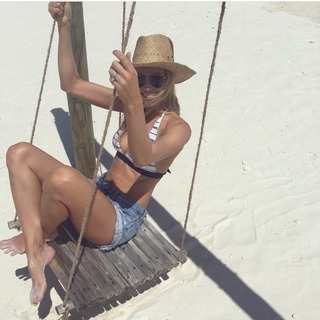 Jennifer Hawkins feet photo thumbnail