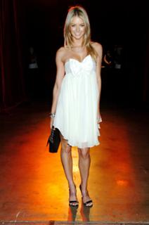 Jennifer Hawkins feet photo thumbnail