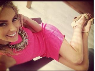 Jennifer Hawkins feet photo thumbnail