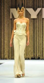 Jennifer Hawkins feet photo thumbnail