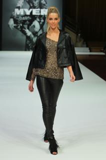 Jennifer Hawkins feet photo thumbnail