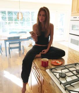 Jennifer Holland feet photo thumbnail