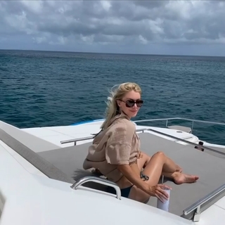 Jennifer Holland feet photo thumbnail