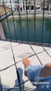 Jennifer Holland feet photo thumbnail