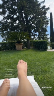Jennifer Holland feet photo thumbnail