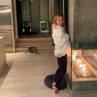 Jennifer Holland feet photo thumbnail