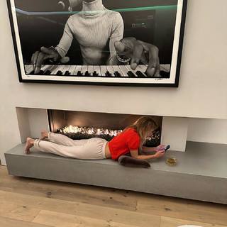 Jennifer Holland feet photo thumbnail