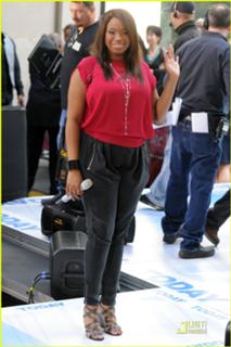 Jennifer Hudson feet photo thumbnail