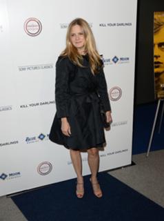 Jennifer Jason Leigh feet photo thumbnail
