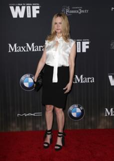 Jennifer Jason Leigh feet photo thumbnail