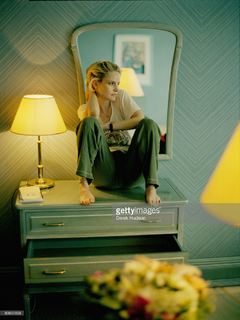 Jennifer Jason Leigh feet photo thumbnail