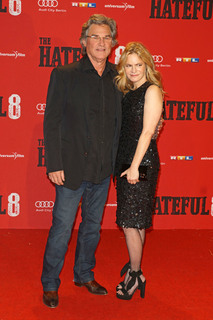 Jennifer Jason Leigh feet photo thumbnail