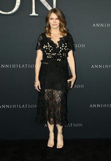 Jennifer Jason Leigh feet photo thumbnail