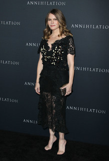Jennifer Jason Leigh feet photo thumbnail