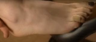 Jennifer Jason Leigh feet photo thumbnail