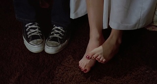 Jennifer Jason Leigh feet photo thumbnail