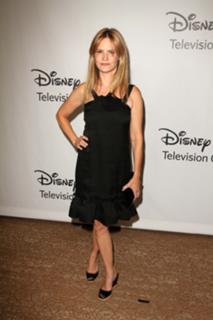 Jennifer Jason Leigh feet photo thumbnail