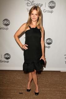 Jennifer Jason Leigh feet photo thumbnail