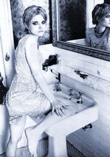 Jennifer Jason Leigh feet photo thumbnail