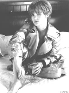 Jennifer Jason Leigh feet photo thumbnail