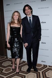 Jennifer Jason Leigh feet photo thumbnail