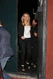 Jennifer Lawrence feet photo thumbnail