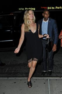 Jennifer Lawrence feet photo thumbnail