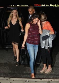 Jennifer Lawrence feet photo thumbnail