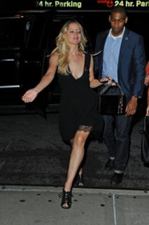 Jennifer Lawrence feet photo thumbnail