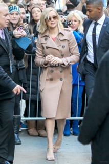 Jennifer Lawrence feet photo thumbnail