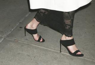 Jennifer Lawrence feet photo thumbnail
