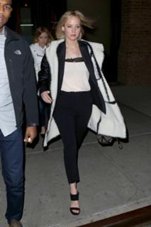 Jennifer Lawrence feet photo thumbnail