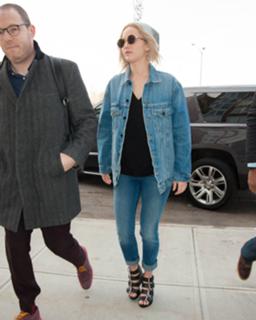 Jennifer Lawrence feet photo thumbnail