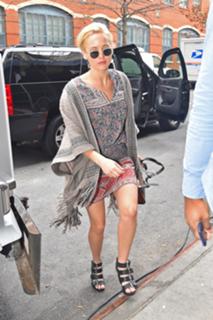Jennifer Lawrence feet photo thumbnail