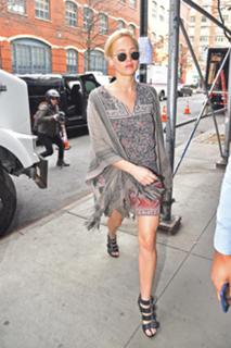 Jennifer Lawrence feet photo thumbnail