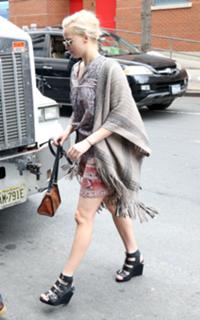 Jennifer Lawrence feet photo thumbnail
