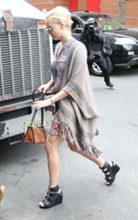 Jennifer Lawrence feet photo thumbnail