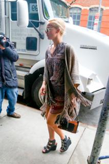 Jennifer Lawrence feet photo thumbnail
