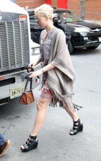 Jennifer Lawrence feet photo thumbnail