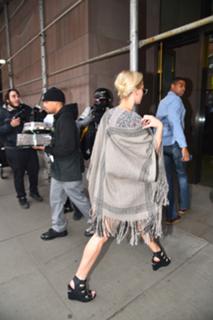 Jennifer Lawrence feet photo thumbnail