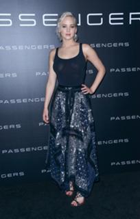 Jennifer Lawrence feet photo thumbnail