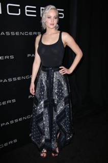 Jennifer Lawrence feet photo thumbnail