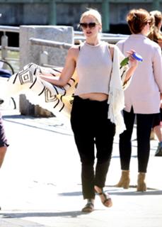Jennifer Lawrence feet photo thumbnail