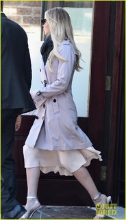 Jennifer Lawrence feet photo thumbnail