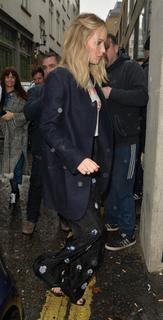 Jennifer Lawrence feet photo thumbnail